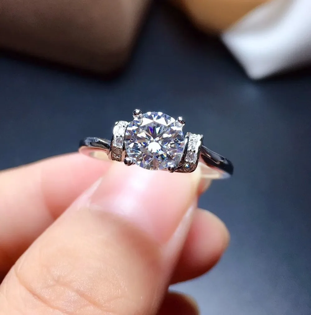 Moissanite fire colour super beautiful Latest design 925 sterling silver simple style luxury
Moissanite fire colour super beautiful Latest design 925 sterling silver simple style luxury