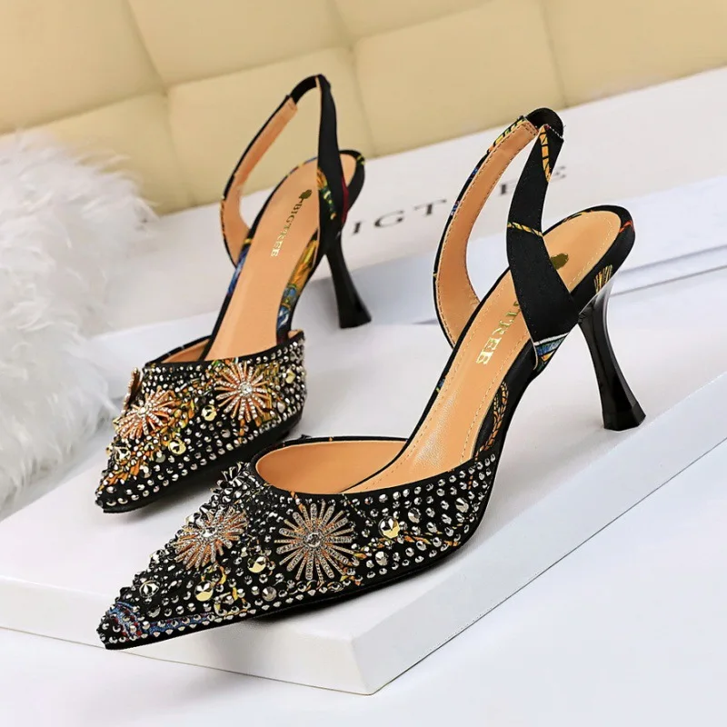 Golden Baotou sandals women's thin heel 2021 new diamond pointed back trip with wine cup and middle heel of summer women's shoes
Golden Baotou sandals women's thin heel 2021 new diamond pointed back trip with wine cup and middle heel of summer women's shoes
