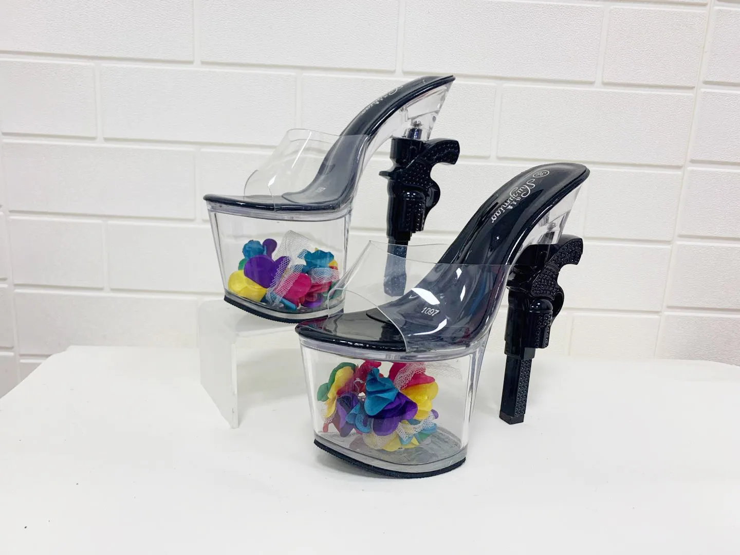 Summer Personality Fashion Female Pumps 34-43 Big Size Transparent PVC Platform High Heels 18CM Gun Shaped Crystal Heel Sandals
Summer Personality Fashion Female Pumps 34-43 Big Size Transparent PVC Platform High Heels 18CM Gun Shaped Crystal Heel Sandals