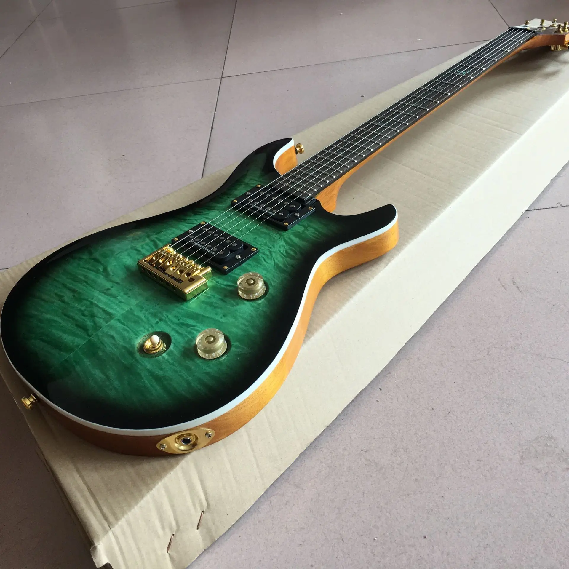Custom shop,Electric Guitar.Green color Flame top gitaar,handmade 6 stings guitarra,Ebony fingerboard.real photos
Custom shop,Electric Guitar.Green color Flame top gitaar,handmade 6 stings guitarra,Ebony fingerboard.real photos