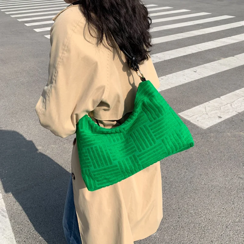 Winter Day Clutch Shoulder Bag Women Simple Embossing Cloud Bag Clip Purse Bag Women Pleated Baguette Pouch Totes Handbag 2021
Winter Day Clutch Shoulder Bag Women Simple Embossing Cloud Bag Clip Purse Bag Women Pleated Baguette Pouch Totes Handbag 2021