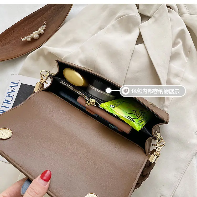Spring and summer handbags 2021 new one-shoulder messenger bag PU material buckle zipper ladies handbags
Spring and summer handbags 2021 new one-shoulder messenger bag PU material buckle zipper ladies handbags