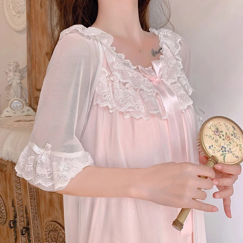 2021 new nightdress women's robe retro elegant women's dress cotton thin mesh Sweet Sexy Lace Princess home dress 
2021 new nightdress women's robe retro elegant women's dress cotton thin mesh Sweet Sexy Lace Princess home dress