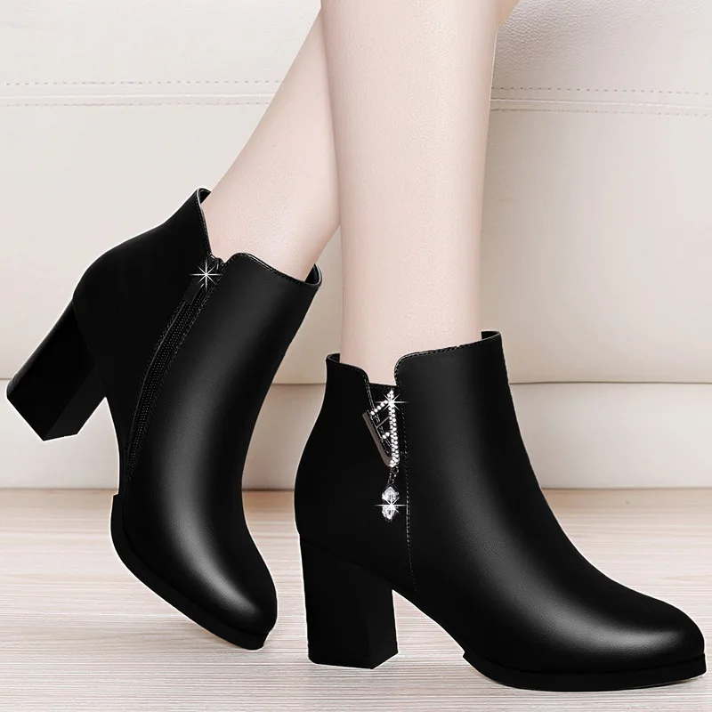 Plush leather middle heel new winter boots shoes women's versatile middle aged mother's short boots women's shoes high heels
Plush leather middle heel new winter boots shoes women's versatile middle aged mother's short boots women's shoes high heels
