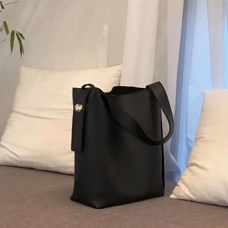 Korean Women's Bag Autumn And Winter New Simple One Shoulder Bucket Bags Large Capacity Short Travel Packet B596
Korean Women's Bag Autumn And Winter New Simple One Shoulder Bucket Bags Large Capacity Short Travel Packet B596