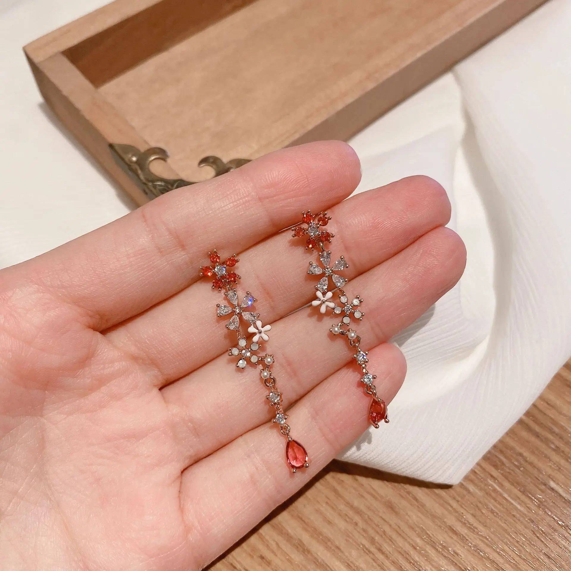 SHELA Long Snowflake Flower Earrings For Women Korean Fashion Jewelry Wholesale Zirconia S925 Sterling SilverPin High Quality
SHELA Long Snowflake Flower Earrings For Women Korean Fashion Jewelry Wholesale Zirconia S925 Sterling SilverPin High Quality