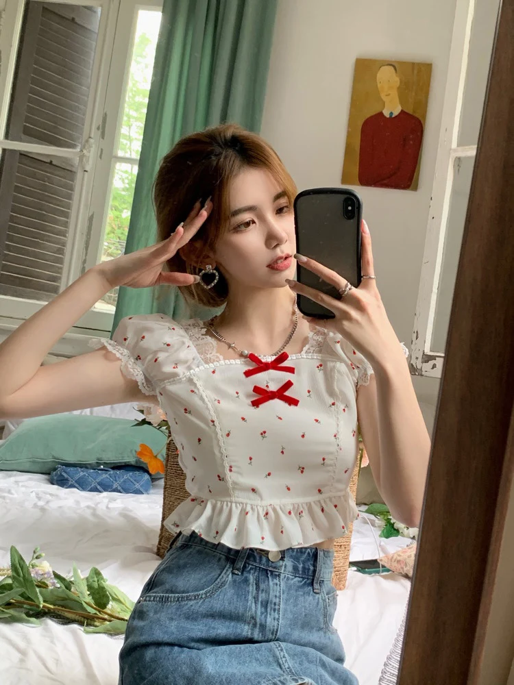 Lace Stitching Bow Puffs Sleeve Shirt Women's 2021 Summer Sweet Floral Print Crop Tops Fashion Blouse
Lace Stitching Bow Puffs Sleeve Shirt Women's 2021 Summer Sweet Floral Print Crop Tops Fashion Blouse