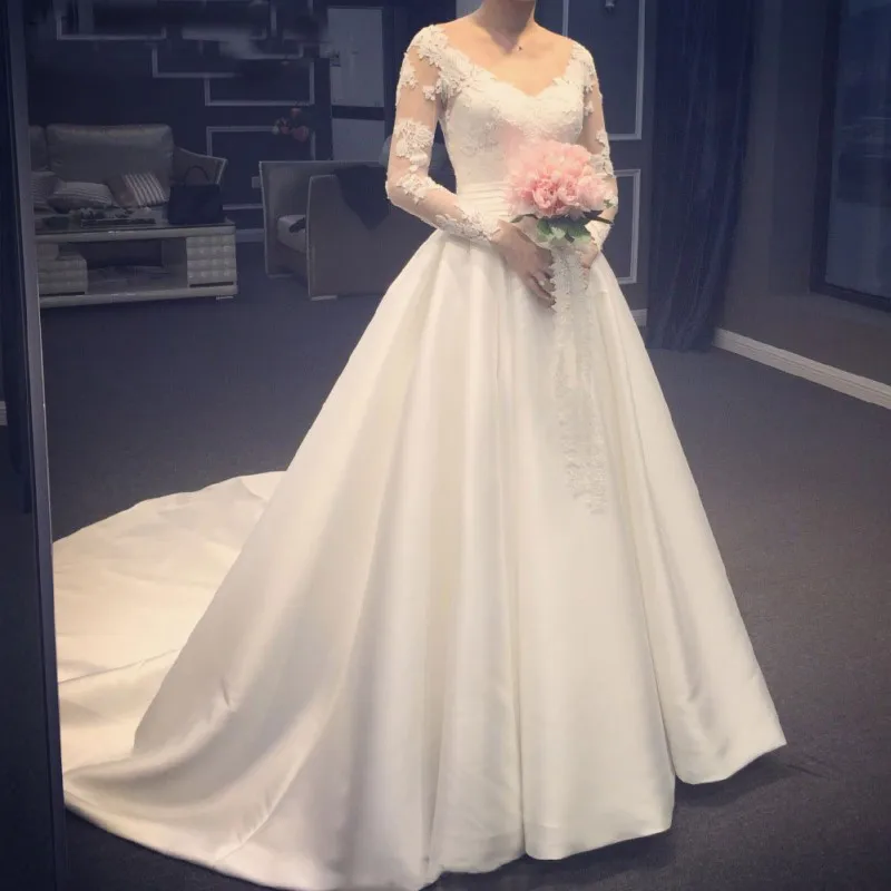 2020 Long Sleeves Lace Wedding Dresses V Neck A Line Appliques Lace Summer Garden Fashion Satin Bridal Gowns Custom Made
2020 Long Sleeves Lace Wedding Dresses V Neck A Line Appliques Lace Summer Garden Fashion Satin Bridal Gowns Custom Made