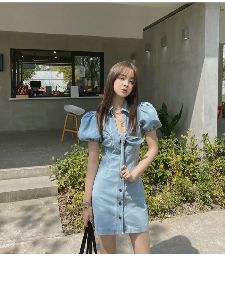 2021 Sexy Bowknot Denim Dress for Women Short Bubble Sleeve V-neck Dress Low Cut High Waist Slim French Style Dress for Summer
2021 Sexy Bowknot Denim Dress for Women Short Bubble Sleeve V-neck Dress Low Cut High Waist Slim French Style Dress for Summer