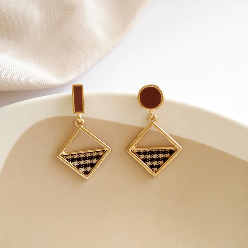 Geometric circular fashion cloth art stud earrings minimalist style creative asymmetric grid earrings for women Fine Jewelry
Geometric circular fashion cloth art stud earrings minimalist style creative asymmetric grid earrings for women Fine Jewelry