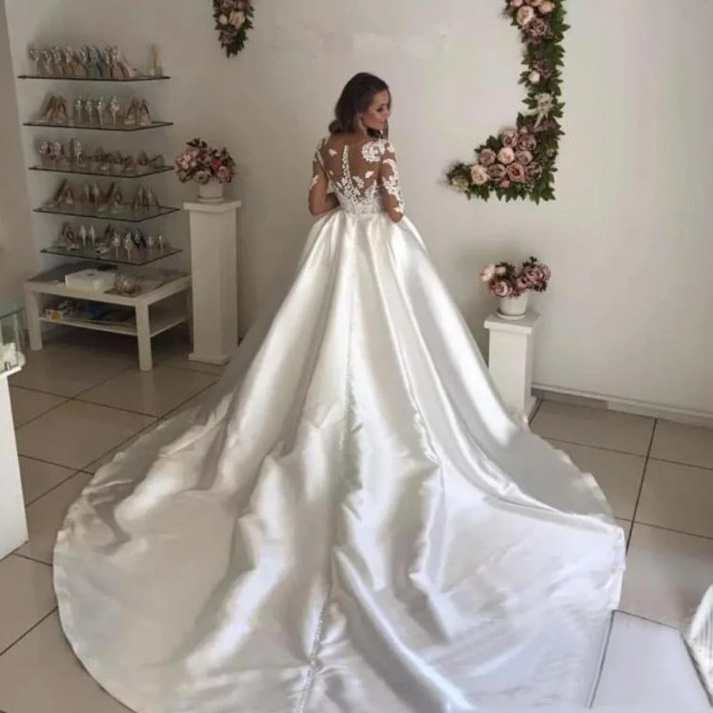 Robe De Mariee Scoop Long Sleeves Vestidos De Noiva Court Train Lace Appliques Bridal Gown Satin Ball Gown Wedding Dresses
Robe De Mariee Scoop Long Sleeves Vestidos De Noiva Court Train Lace Appliques Bridal Gown Satin Ball Gown Wedding Dresses