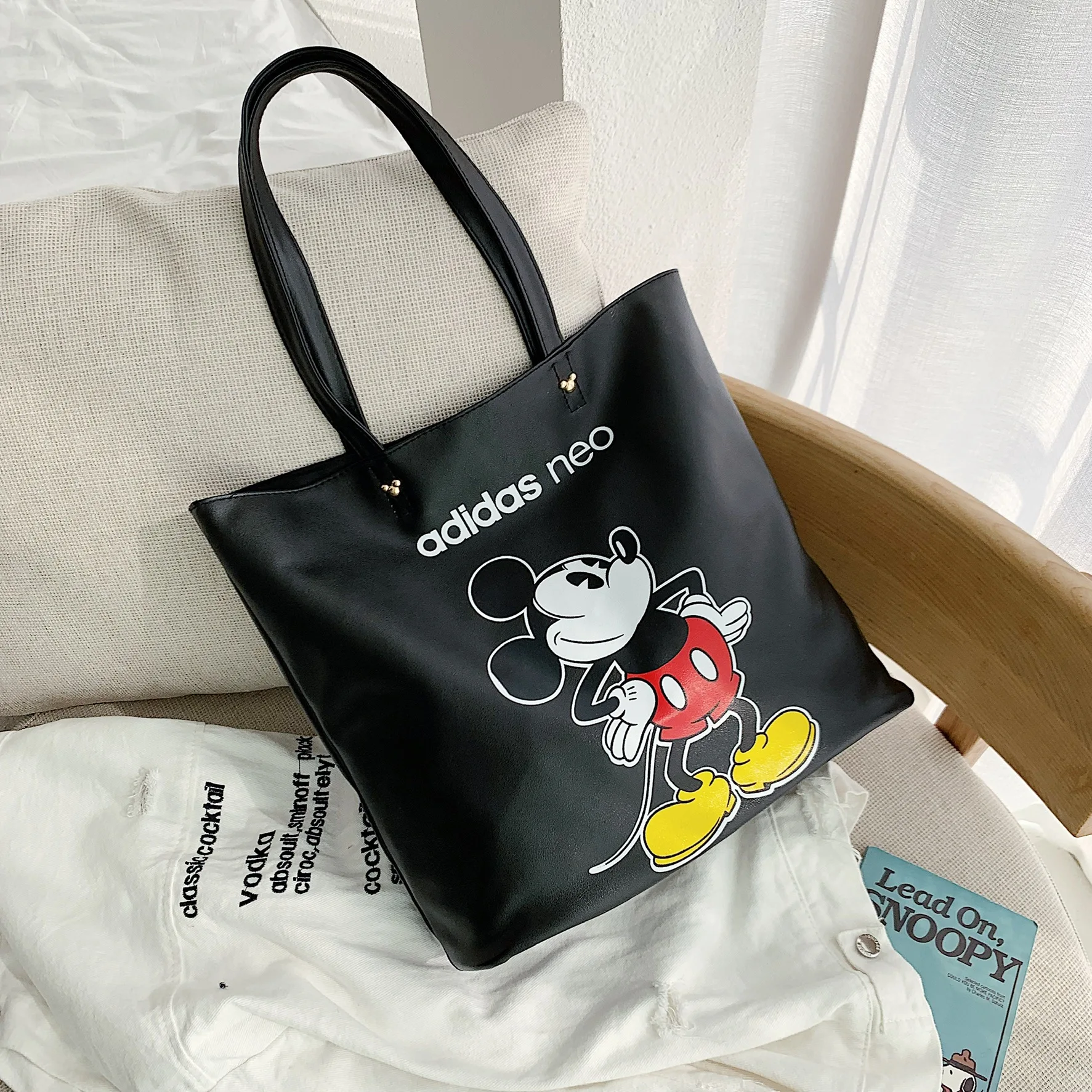 Disney's new cute Mickey Mouse handbag large capacity PU leather cartoon shoulder bag shopping bag girls bags
Disney's new cute Mickey Mouse handbag large capacity PU leather cartoon shoulder bag shopping bag girls bags