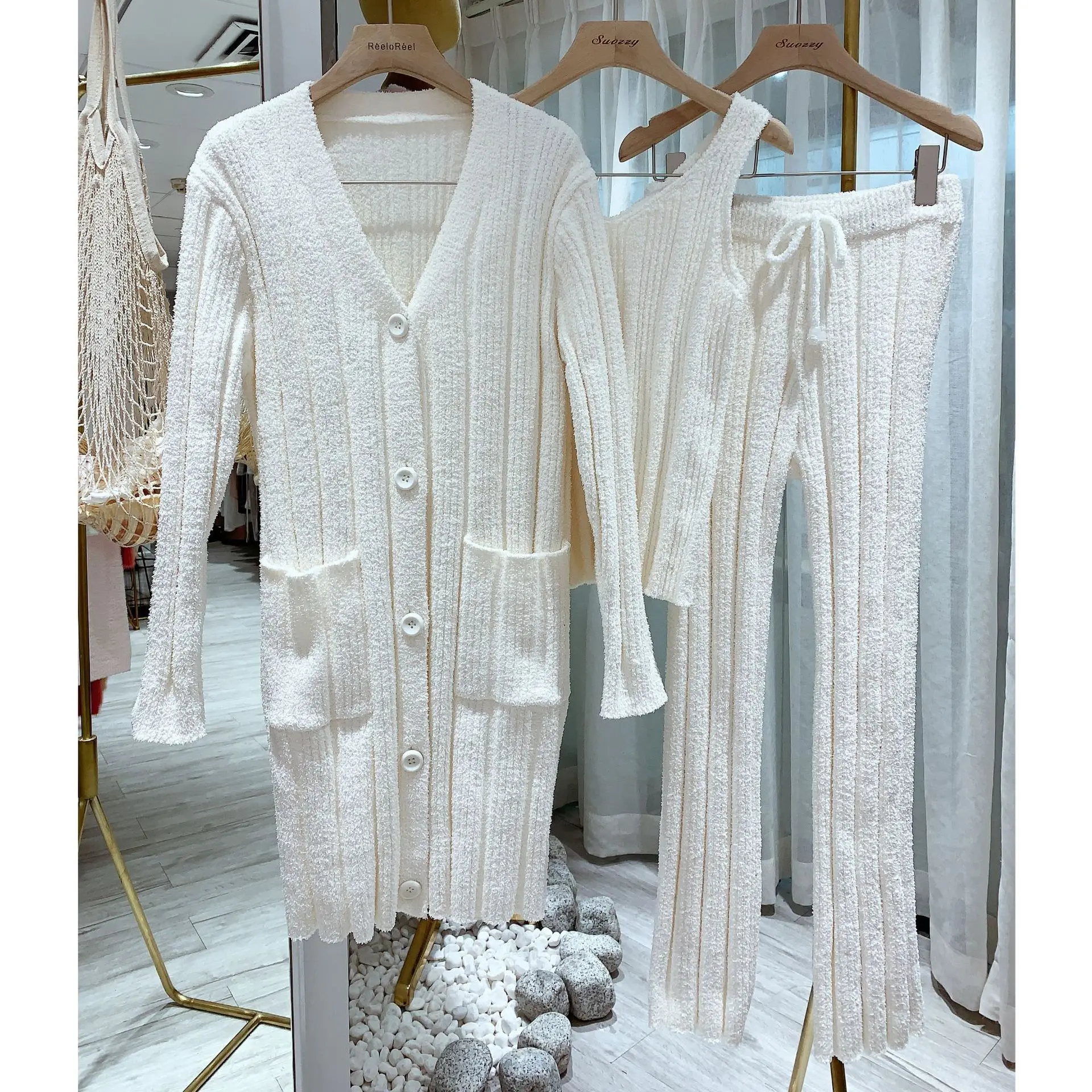 High Quality Rabbit Plush Sleepwear 3-Piece Set Autumn Winter Warm Women's Pyjamas Slim Sexy Pajamas Simple Home Clothes Pijamas
High Quality Rabbit Plush Sleepwear 3-Piece Set Autumn Winter Warm Women's Pyjamas Slim Sexy Pajamas Simple Home Clothes Pijamas
