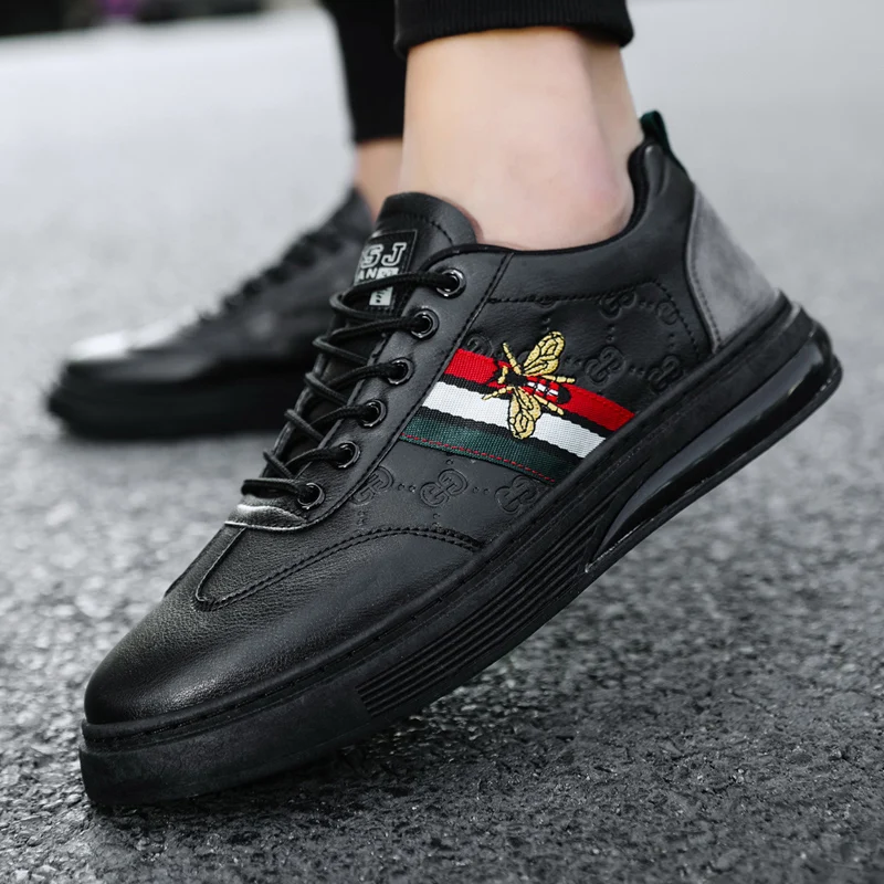 Man Sneakers Breathable Embroidered Striped Bee White Black Leather Fashion Men's Casual Daddy Shoes Outdoor Jogging Shoes
Man Sneakers Breathable Embroidered Striped Bee White Black Leather Fashion Men's Casual Daddy Shoes Outdoor Jogging Shoes