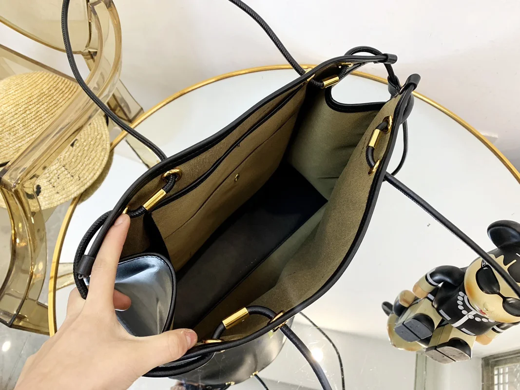The latest spring and autumn 2021, large-capacity fashion PU shopping bag, casual simple and versatile shoulder bag
The latest spring and autumn 2021, large-capacity fashion PU shopping bag, casual simple and versatile shoulder bag