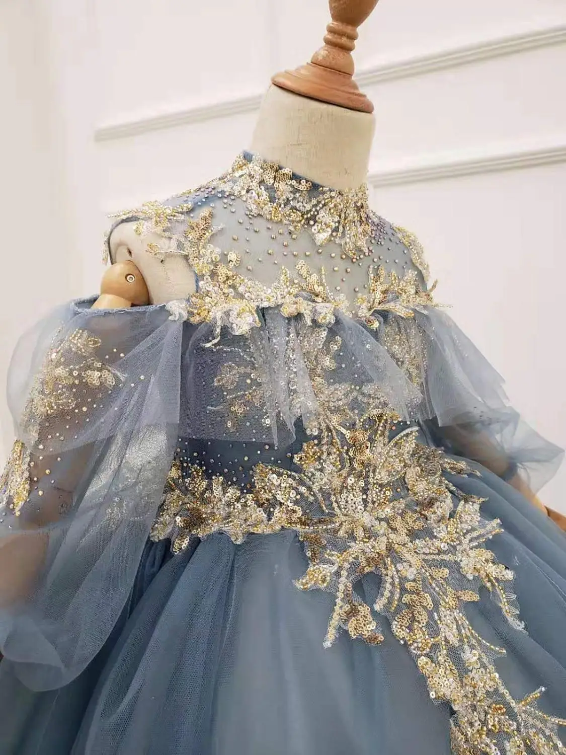 2020 high quality haze blue high neck off-the-shoulder 3/4 sleeves scattered drills beaded lace appliques flower girl dress
2020 high quality haze blue high neck off-the-shoulder 3/4 sleeves scattered drills beaded lace appliques flower girl dress