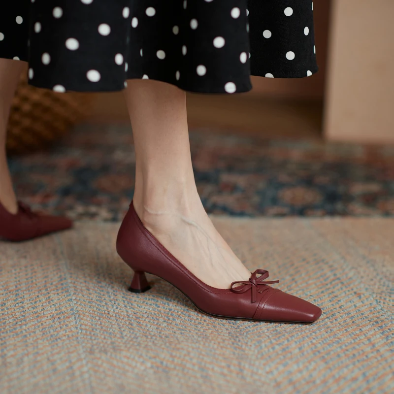 Женские туфли-лодочки Osunlina винного цвета из натуральной кожи с квадратным носком на низком каблуке-шпильке, без застежки, с узлом-бабочкой, A267
Женские туфли-лодочки Osunlina винного цвета из натуральной кожи с квадратным носком на низком каблуке-шпильке, без застежки, с узлом-бабочкой, A267