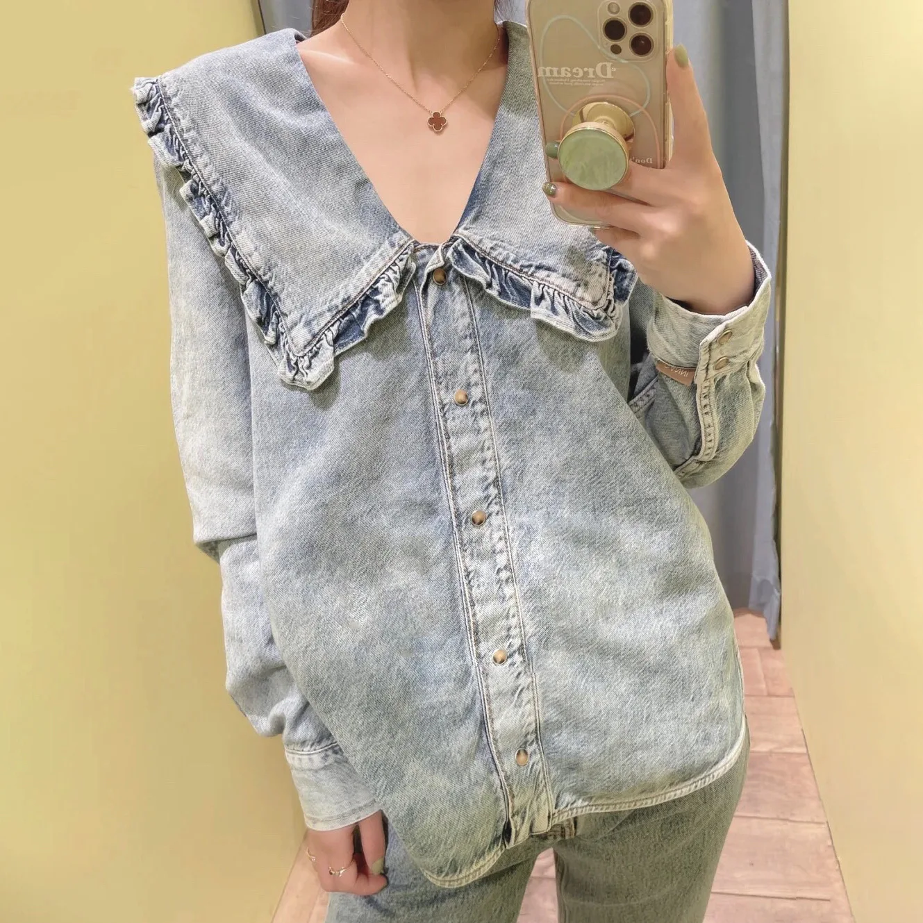 Women Shirt 2021 Early Autumn New Ruffled Doll Collar Pleated Old Retro Denim Long-sleeved Women Shirt
Women Shirt 2021 Early Autumn New Ruffled Doll Collar Pleated Old Retro Denim Long-sleeved Women Shirt