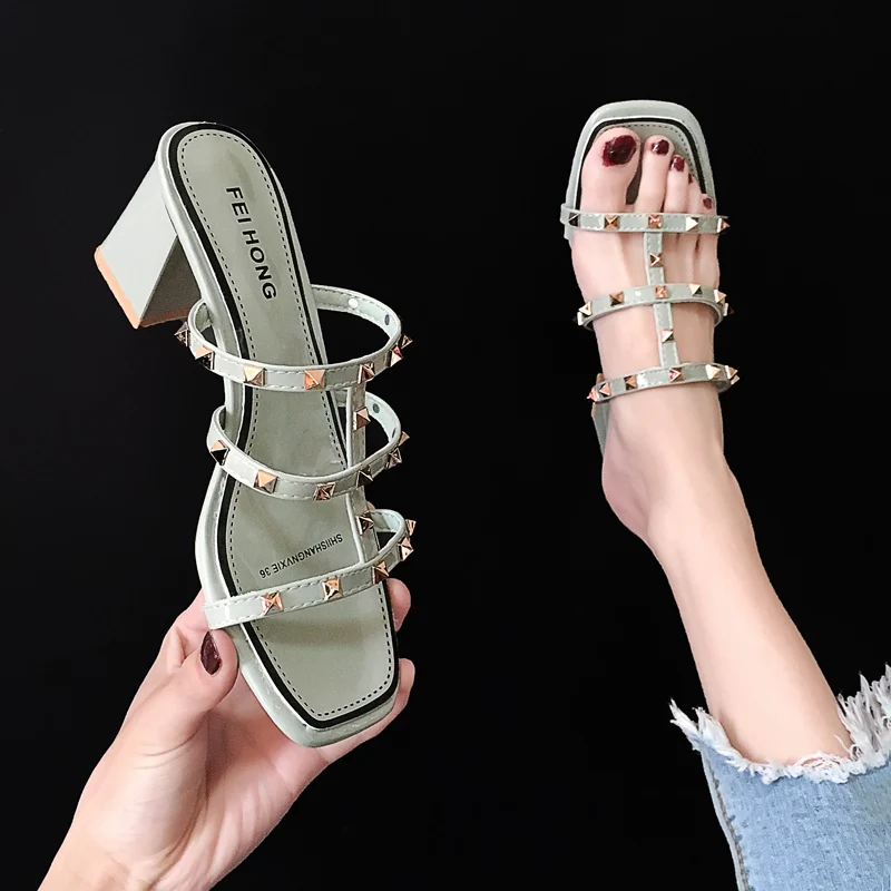 Rivet Female Shoes Slippers Soft Luxury Slides Square heel Women Heels 2021 Comfort Designer Block High Fashion Rubber Rome PU
Rivet Female Shoes Slippers Soft Luxury Slides Square heel Women Heels 2021 Comfort Designer Block High Fashion Rubber Rome PU