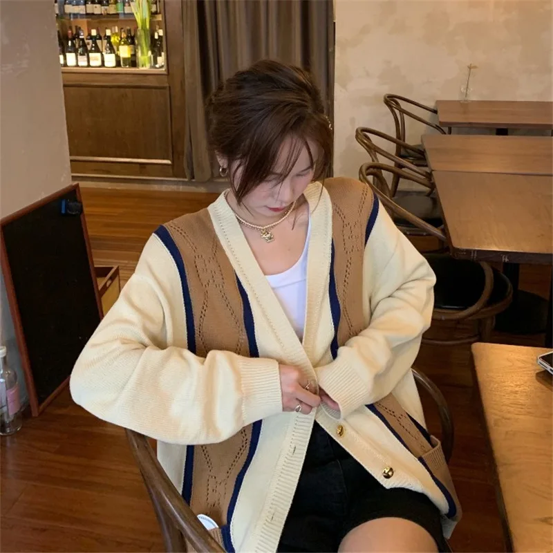 Preppy Style V-Neck Loose Knitted Sweaters Women Sweet New Fashion Cardigans Single Breasted Contrast Colors Chic Knitted Tops
Preppy Style V-Neck Loose Knitted Sweaters Women Sweet New Fashion Cardigans Single Breasted Contrast Colors Chic Knitted Tops