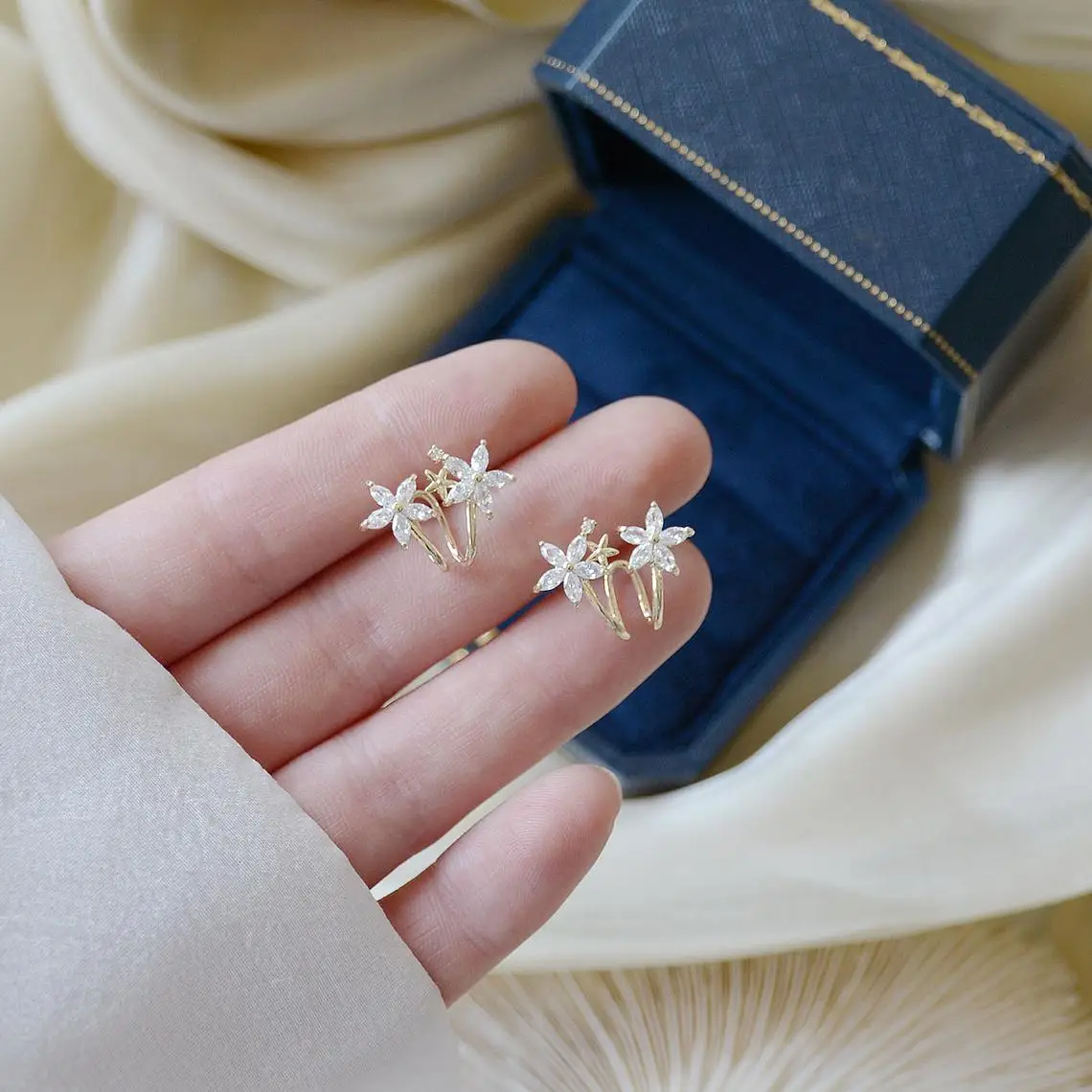 Trendy Flower Rhinestone Ear Cuff Earring Women Gold Plated Ear Bone Clip Earrings
Trendy Flower Rhinestone Ear Cuff Earring Women Gold Plated Ear Bone Clip Earrings