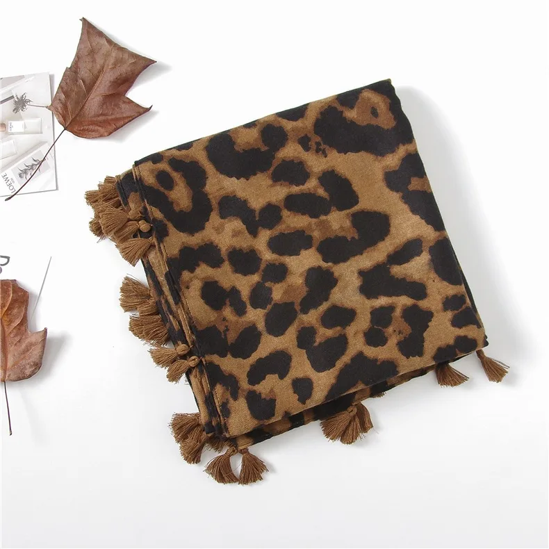2020 lady Leopard Print silk Scarves ethnic style winter Cotton and Linen Scarf new seaside Shawls popular Sunscreen Beach towel
2020 lady Leopard Print silk Scarves ethnic style winter Cotton and Linen Scarf new seaside Shawls popular Sunscreen Beach towel