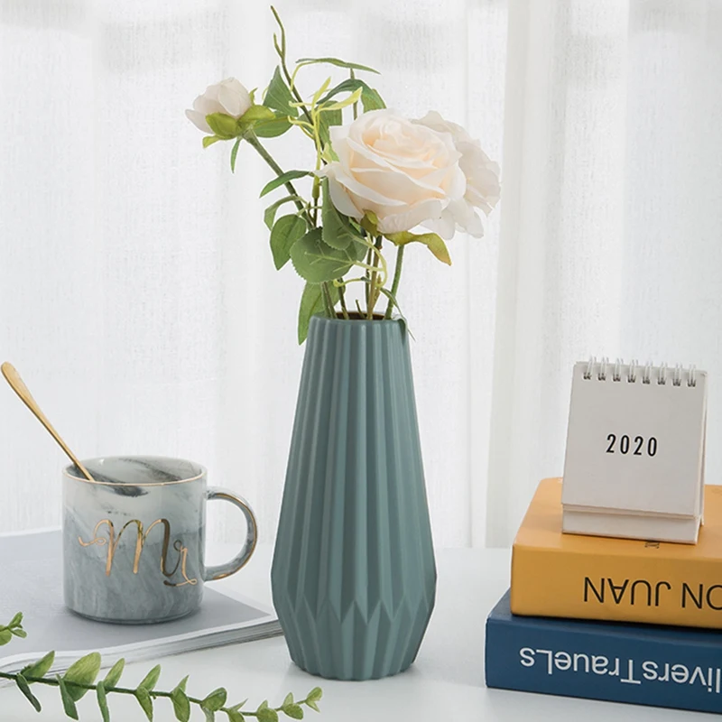 Plastic Vase Living Room Decoration Ornaments Modern Origami Imitation Glaze Vases for Flower Arrangements Home Decoration
Plastic Vase Living Room Decoration Ornaments Modern Origami Imitation Glaze Vases for Flower Arrangements Home Decoration