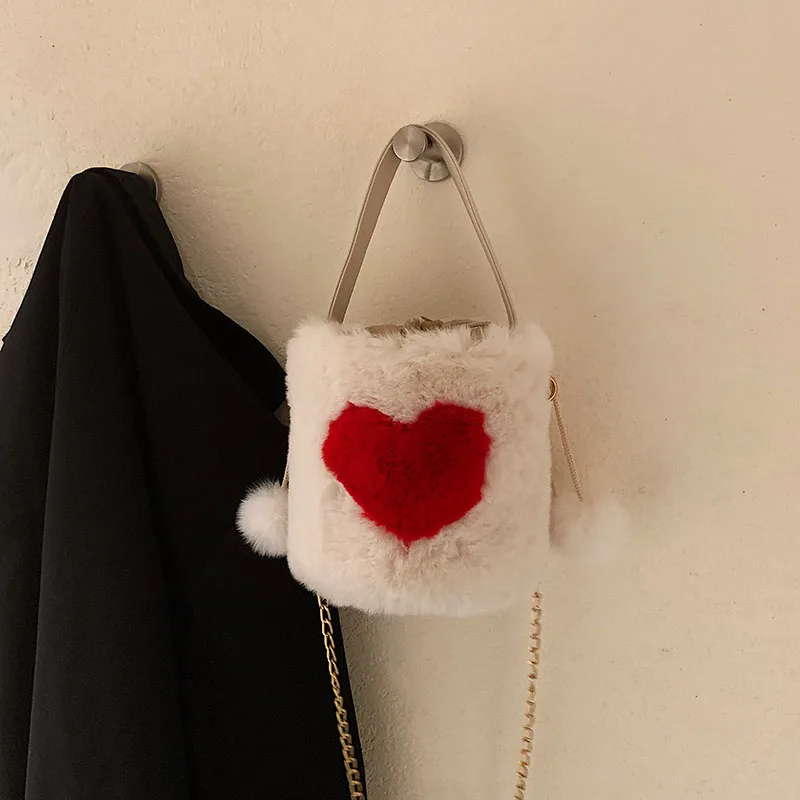 Winter Women Plush Bucket Bag Soft Warm Faux Fur Crossbody Pack Handbag Cute Heart-shaped Fluffy Ball Shoulder Messenger Bag 
Winter Women Plush Bucket Bag Soft Warm Faux Fur Crossbody Pack Handbag Cute Heart-shaped Fluffy Ball Shoulder Messenger Bag