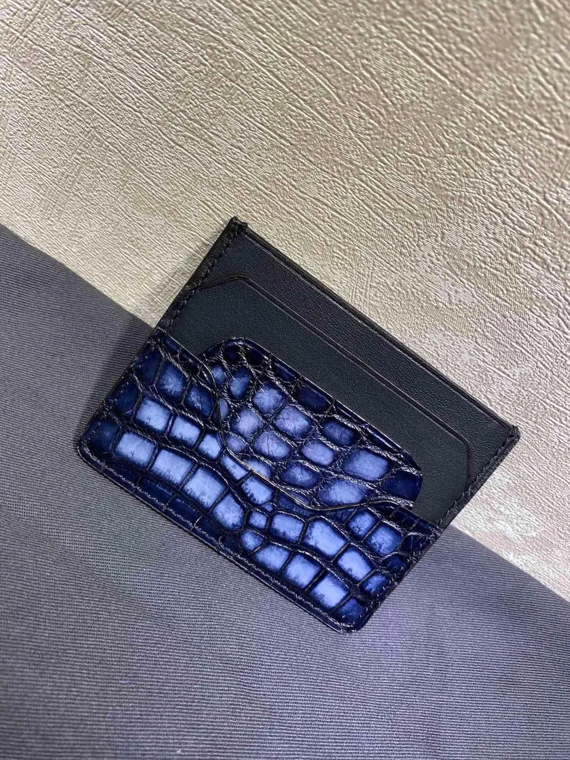 Andonaimi credit card bag travel accessories business card holder small and colorful custom crocodile leather leisure business 
Andonaimi credit card bag travel accessories business card holder small and colorful custom crocodile leather leisure business