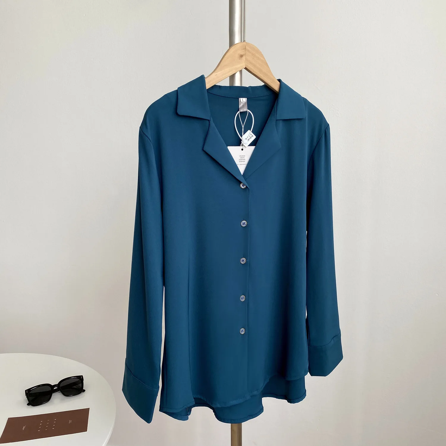 2020 autumn new Korean women's chic solid color loose long sleeve blouse women's 1303
2020 autumn new Korean women's chic solid color loose long sleeve blouse women's 1303