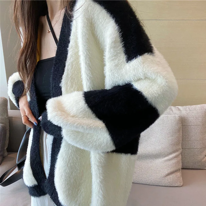 Fashion Women Faux Fur V Neck Patchwork Cardigan Knitted Sweater Female Chic Long Sleeve Loose Open Stitch Black White
Fashion Women Faux Fur V Neck Patchwork Cardigan Knitted Sweater Female Chic Long Sleeve Loose Open Stitch Black White