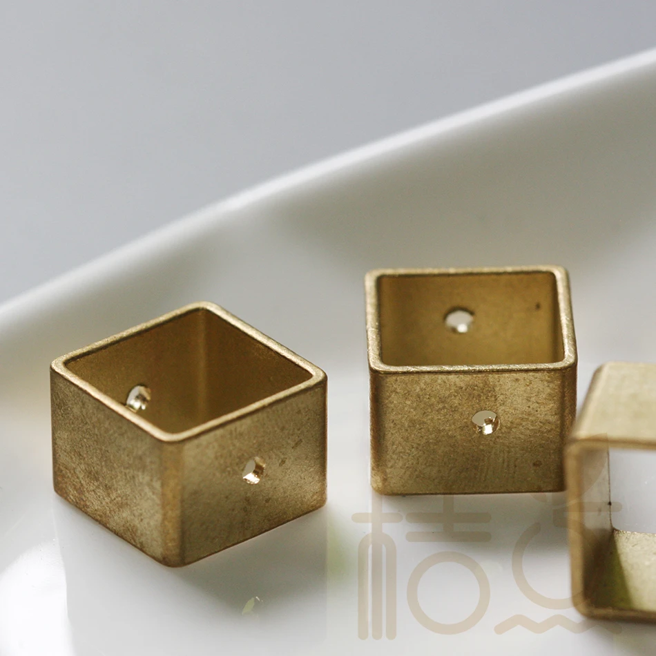 4 Pieces Raw Brass Bead Frame - Square 14.1x9.9mm (4158C-F-311)
4 Pieces Raw Brass Bead Frame - Square 14.1x9.9mm (4158C-F-311)
