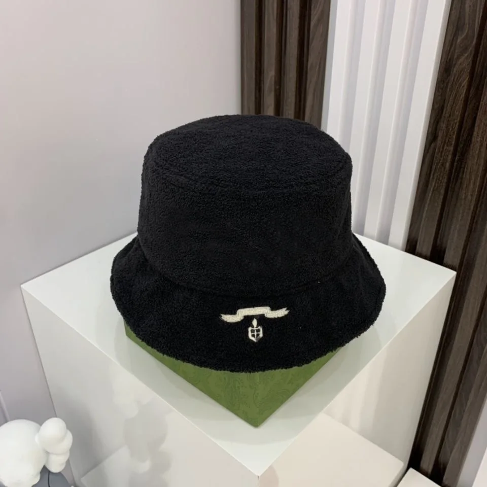 European and American Luxury Brand Lamb Wool Letter Embroidery Fisherman Hat Lovers High Quality Sun Protection Warm Hat Fashion
European and American Luxury Brand Lamb Wool Letter Embroidery Fisherman Hat Lovers High Quality Sun Protection Warm Hat Fashion