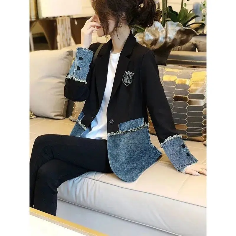 Spring and autumn 2021 new women's Fashion Black temperament suit splicing denim fashion coat
Spring and autumn 2021 new women's Fashion Black temperament suit splicing denim fashion coat