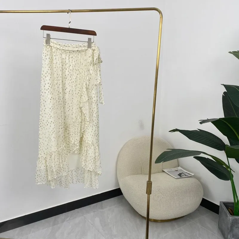 Женская короткая юбка с оборками, черно-белая юбка А-силуэта с металлическими оборками спереди, до середины икры, осень 2021
Женская короткая юбка с оборками, черно-белая юбка А-силуэта с металлическими оборками спереди, до середины икры, осень 2021