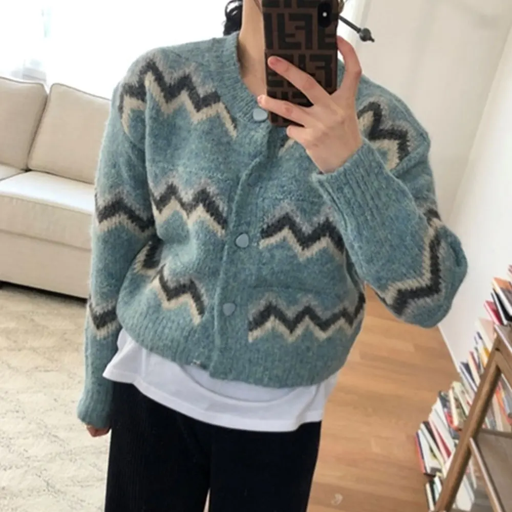 Wave Stripe Button Long Sleeve Knitted Cropped Sweters for Women Cardigan Coat Fall 2021 Korea Chic Casual Vintage Femme Clothes
Wave Stripe Button Long Sleeve Knitted Cropped Sweters for Women Cardigan Coat Fall 2021 Korea Chic Casual Vintage Femme Clothes