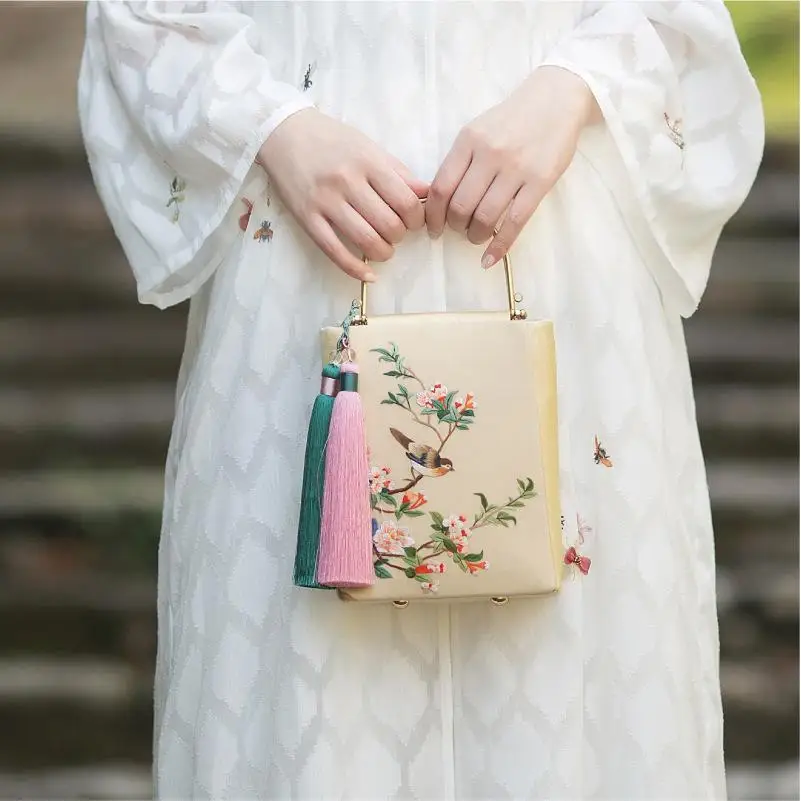 New all-match Chinese clothing female crossbody vibrato retro embroidery Su embroidery tassel small handbag mobile phone bag
New all-match Chinese clothing female crossbody vibrato retro embroidery Su embroidery tassel small handbag mobile phone bag