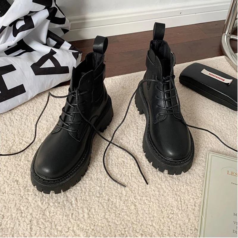 Женские ботильоны на платформе, черные теплые ботинки на толстом каблуке, со шнуровкой и круглым носком, повседневная обувь для зимы, 2021 
Женские ботильоны на платформе, черные теплые ботинки на толстом каблуке, со шнуровкой и круглым носком, повседневная обувь для зимы, 2021