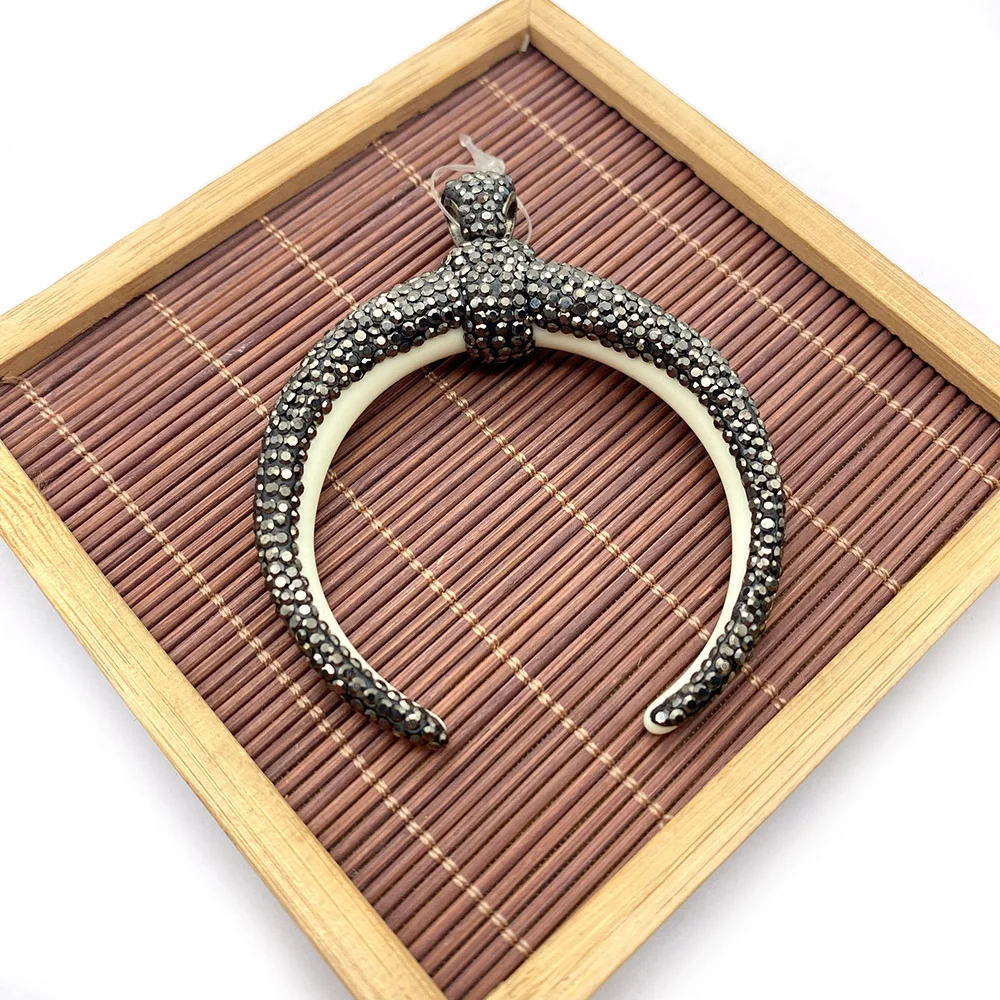 Natural Stone Pendant Black Resin Cow Bone Single Side Full Diamond Crescent Shape Designer Exquisite Pendant Necklace Bracelet
Natural Stone Pendant Black Resin Cow Bone Single Side Full Diamond Crescent Shape Designer Exquisite Pendant Necklace Bracelet
