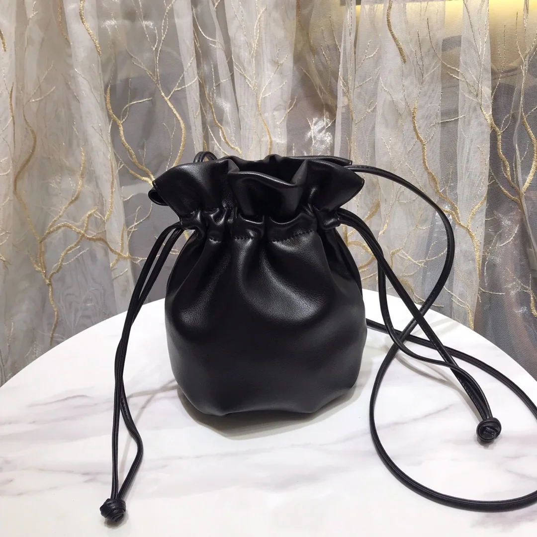Women's Bag 2021 Best Selling Mini Bucket Bag Simple Portable Shoulder Trend Messenger Bag Female Joker Small Bag.
Women's Bag 2021 Best Selling Mini Bucket Bag Simple Portable Shoulder Trend Messenger Bag Female Joker Small Bag.