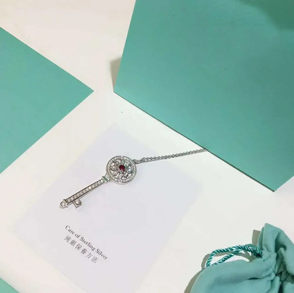 1:1original fashion Red zircon Round petal Key pendant S925 Necklace Women Luxury brands Jewelry Logo Valentine's Day gift
1:1original fashion Red zircon Round petal Key pendant S925 Necklace Women Luxury brands Jewelry Logo Valentine's Day gift
