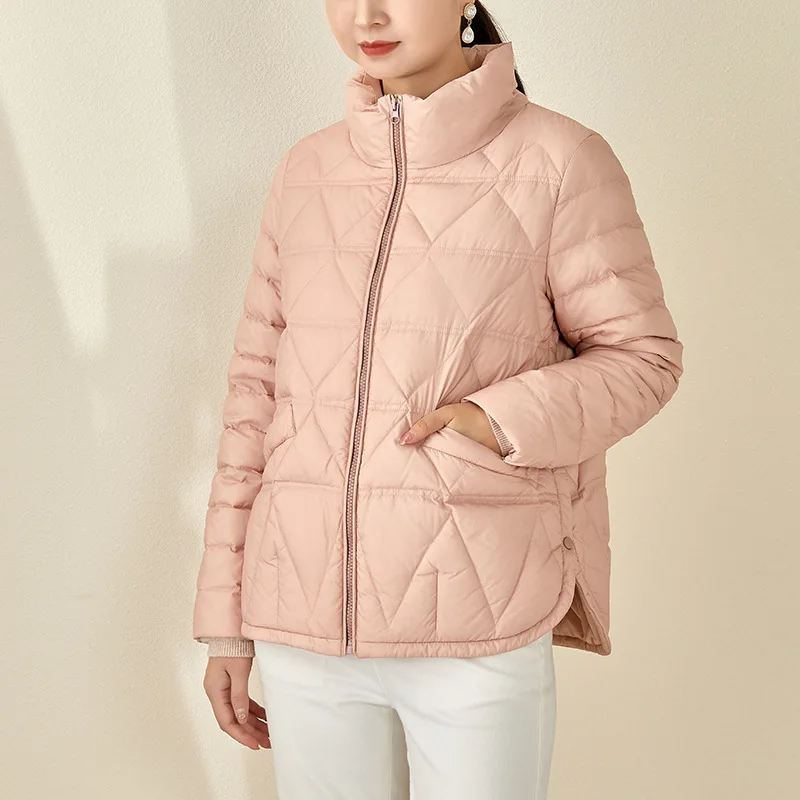 Brief Short White Goose Down Jacket Female 2021 New Winter Fashion Temperament High Quality Stand Collar Argyle Thin Coat
Brief Short White Goose Down Jacket Female 2021 New Winter Fashion Temperament High Quality Stand Collar Argyle Thin Coat