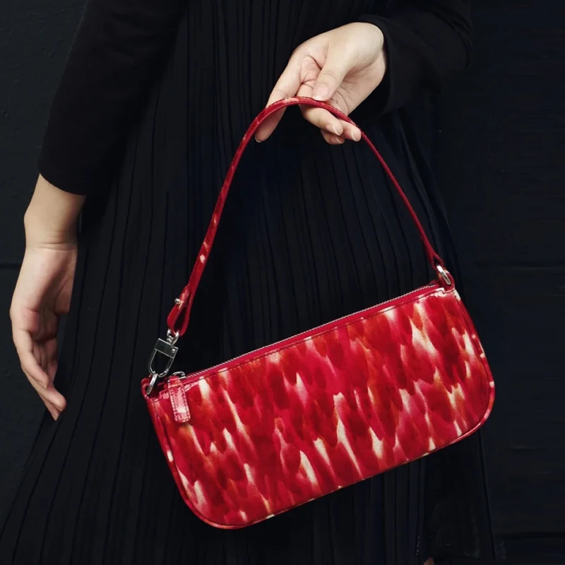 Personalized Contrast Hearts On Fire Patent Leather Underarm Bag Luxury Design Handbag Leisure Fashion One Shoulder Staff Bag
Personalized Contrast Hearts On Fire Patent Leather Underarm Bag Luxury Design Handbag Leisure Fashion One Shoulder Staff Bag