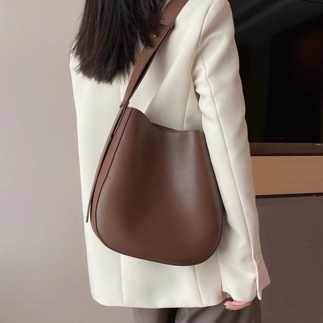 Bucket bag 2021 autumn and winter new fashion cowhide women's bag Portable Single Shoulder Messenger Bag large capacity bag
Bucket bag 2021 autumn and winter new fashion cowhide women's bag Portable Single Shoulder Messenger Bag large capacity bag
