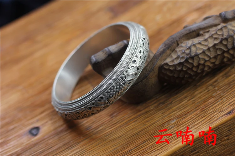 Guizhou ethnic style antique Miao silver hollow Bracelet female forest series simple retro imitation old silver hollow Bracelet
Guizhou ethnic style antique Miao silver hollow Bracelet female forest series simple retro imitation old silver hollow Bracelet