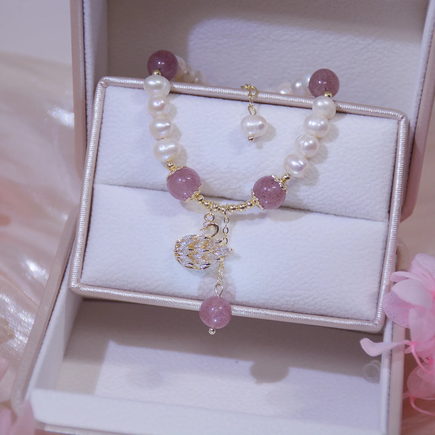 Korean New Natural Freshwater Pearl Strawberry Crystal Micro-inlaid Zircon Swan Design Exquisite Bracelet Women Christmas Gift
Korean New Natural Freshwater Pearl Strawberry Crystal Micro-inlaid Zircon Swan Design Exquisite Bracelet Women Christmas Gift