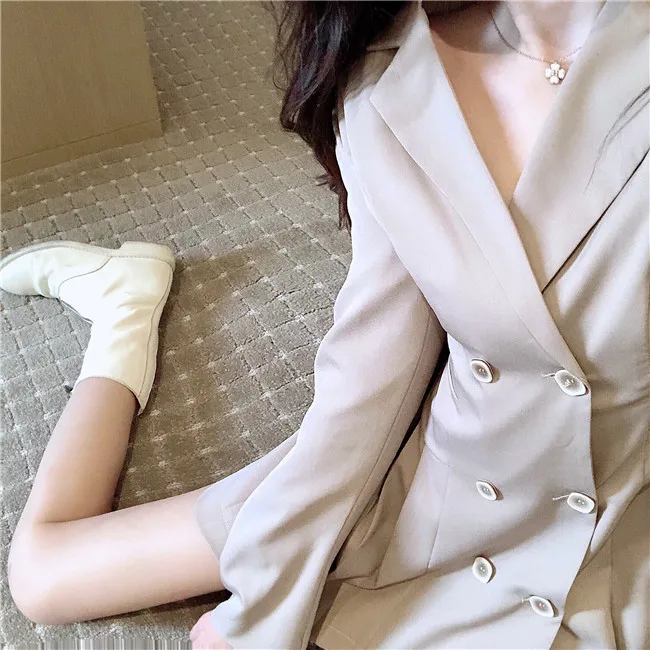 Net red small suit coat women 2020 new Korean casual short style temperament waist slim suit dress autumn
Net red small suit coat women 2020 new Korean casual short style temperament waist slim suit dress autumn