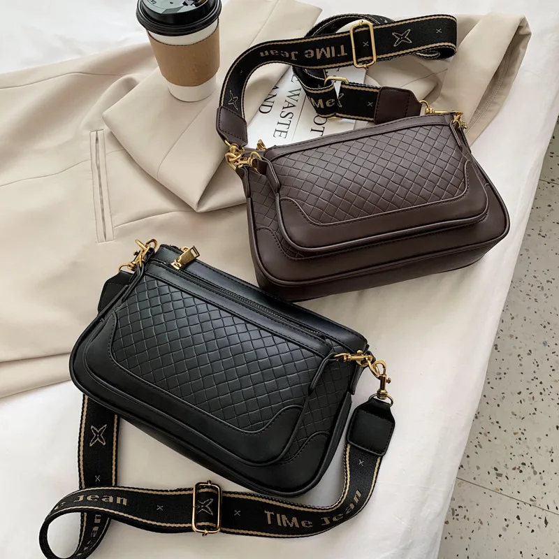 Texture small bag women's bag autum winter new fashion broadband sloping bag network red shoulder under the small square bag
Texture small bag women's bag autum winter new fashion broadband sloping bag network red shoulder under the small square bag