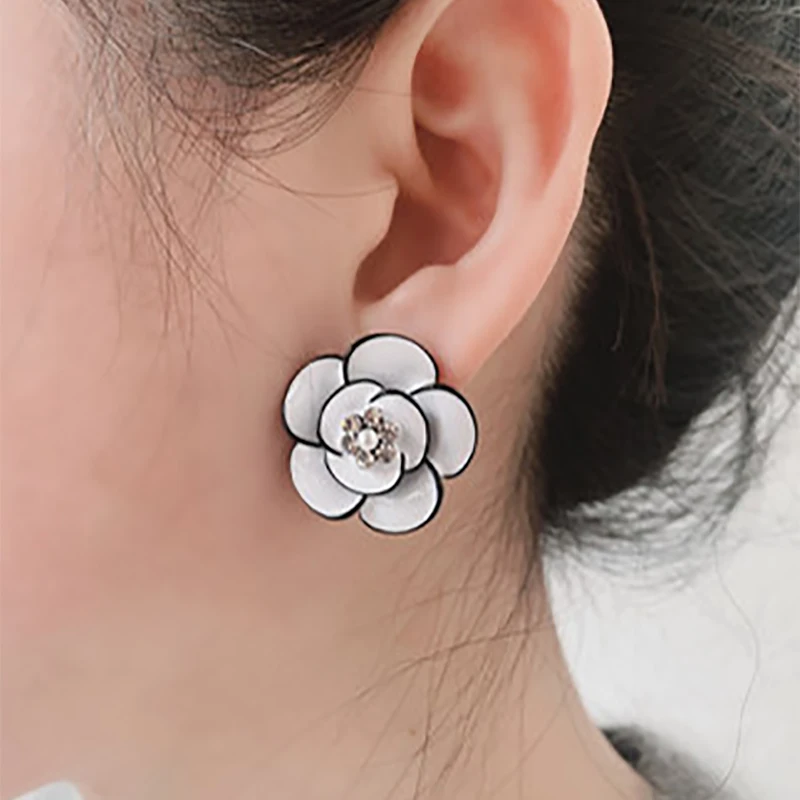 Korean New Design Fashion Jewelry Exquisite Copper White Black Copper Enamel Rose Flower Women Earrings Jewelry Gift Party
Korean New Design Fashion Jewelry Exquisite Copper White Black Copper Enamel Rose Flower Women Earrings Jewelry Gift Party