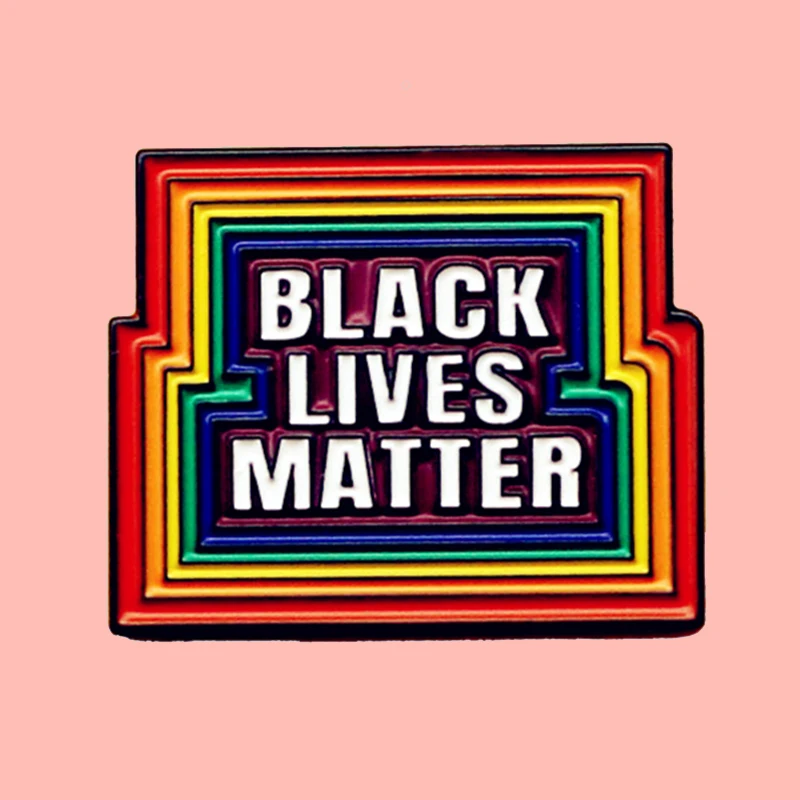 Фото Эмалированная брошь в форме кулака солидарности с изображением черной жизни |